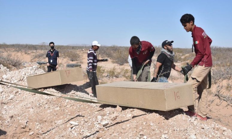 Envían a fosa común 56 cuerpos no reclamados en Juárez