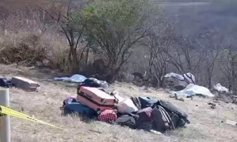 Mueren 6 estudiantes de la Universidad de Guanajuato en volcadura