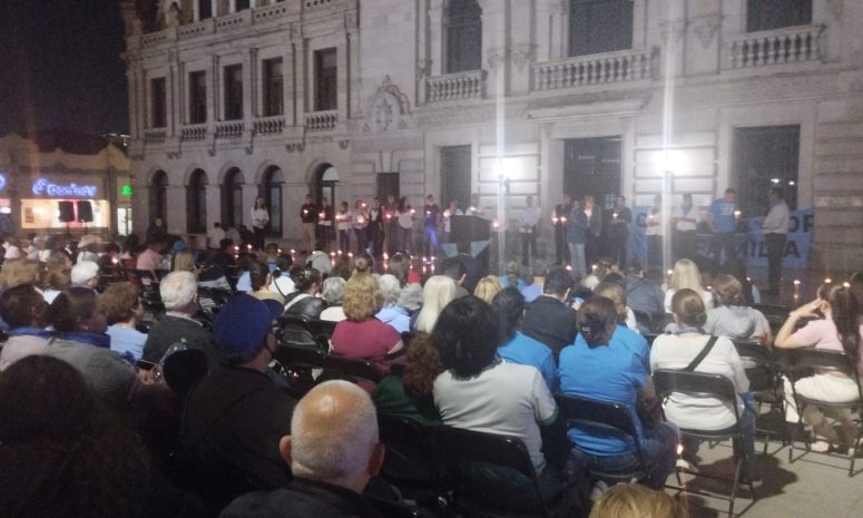 Organizaciones provida iluminan la Plaza de Armas con veladoras