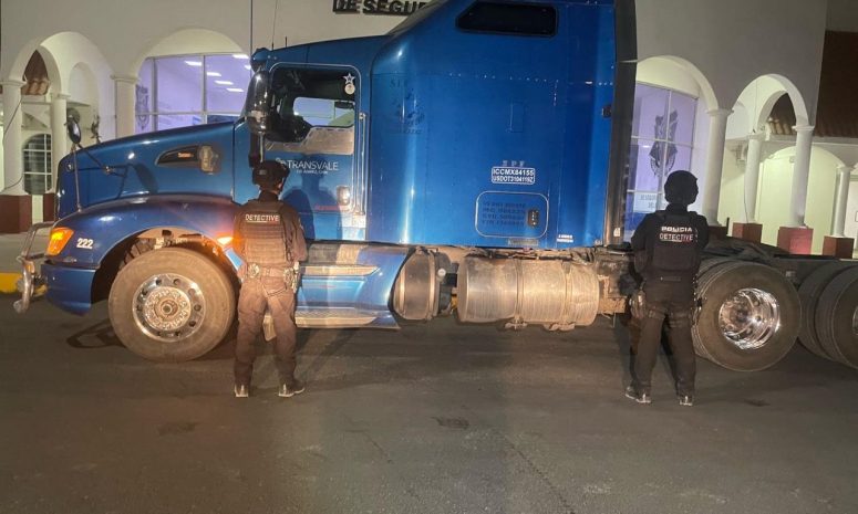 Hombres armados amagan a trailero para robarle carga