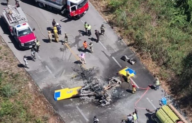 Aterriza avioneta y se incendia en carretera Mérida-Cancún