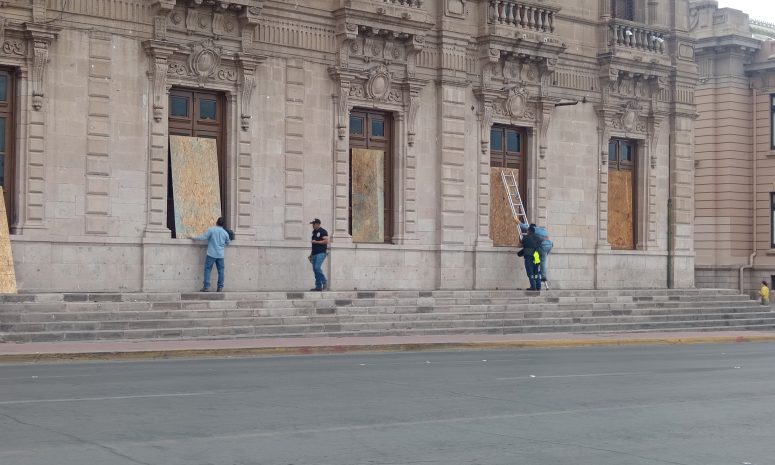 Cubren ventanas de Palacio de Gobierno ante posible protesta de maestros
