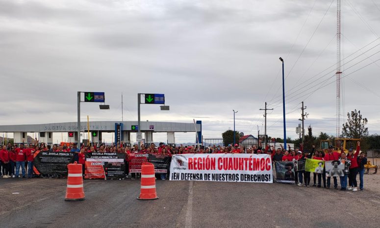 Se manifiestan maestros y abren el paso en casetas estatales
