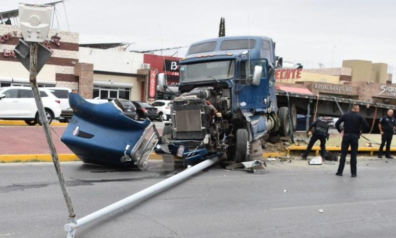 Fuerte accidente en el Periférico de la Juventud provoca caos vial