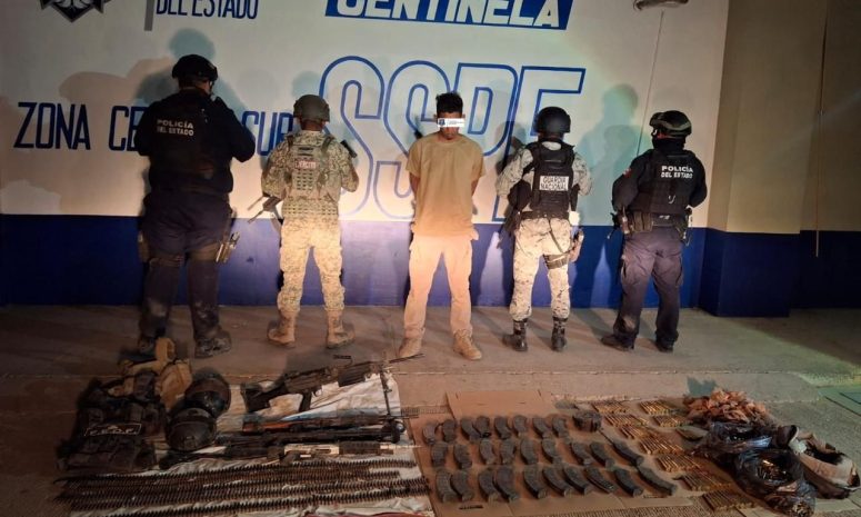 Detienen a presunto delincuente con arsenal y vehículo blindado
