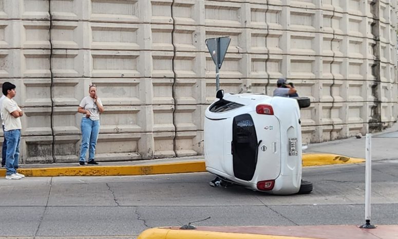 Vuelca tras choque en Periférico de la juventud