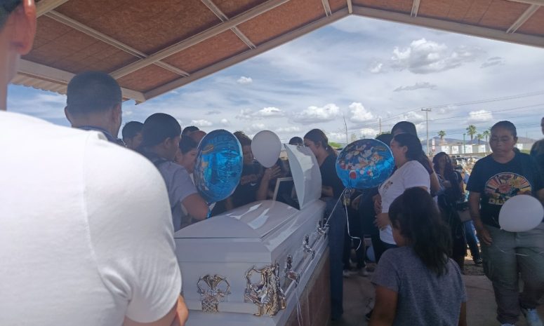 Entre globos, llanto y tristeza, sepultan a Jasiel en panteón de Sierra Azul