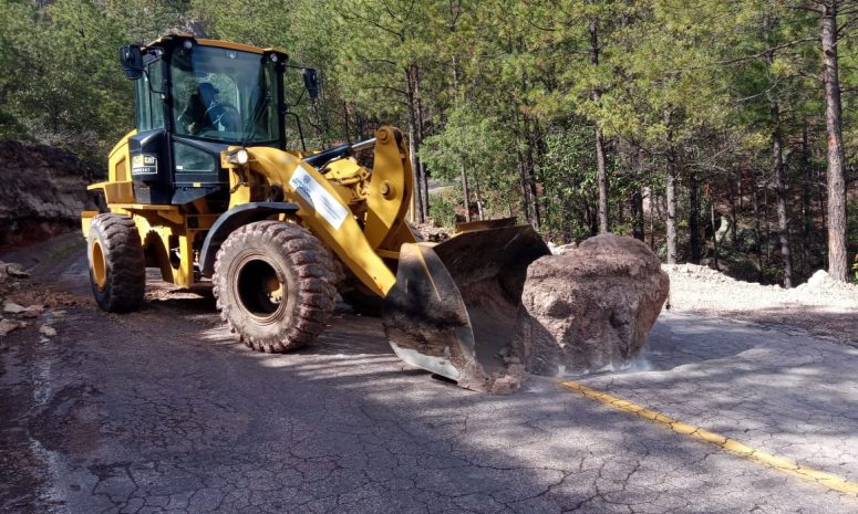 Restablece SCOP paso seguro en la Sierra tras derrumbes por lluvias