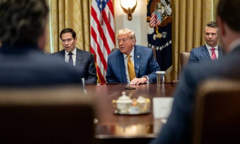Presiona Trump a farmacéuticas con posible arancel del 200%