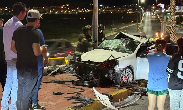 Joven atrapado entre los fierros del vehículo tras accidente