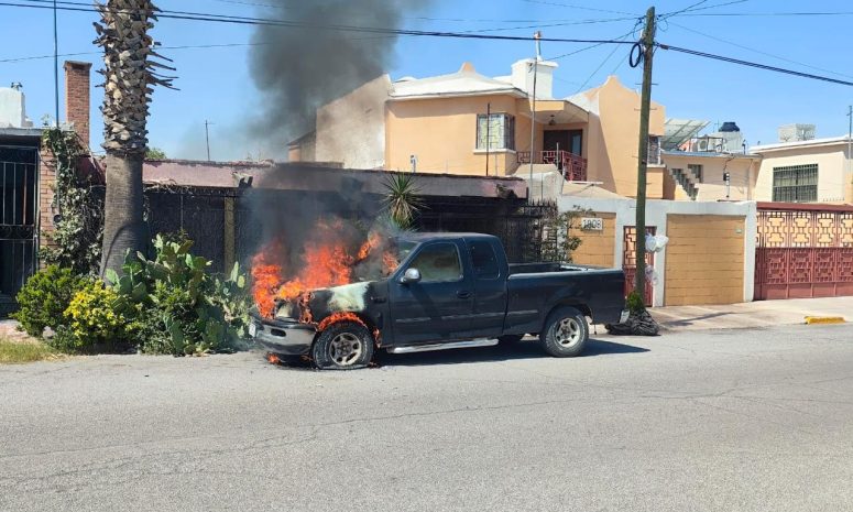 Sofocan bomberos incendio de troca en colonia Santa Rita