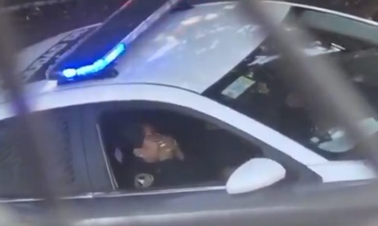 Identifican a policías por actos sexuales dentro de patrulla en CDMX