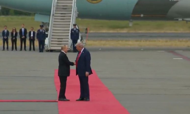 Estrechan Trump y Putin manos en su encuentro en Alaska