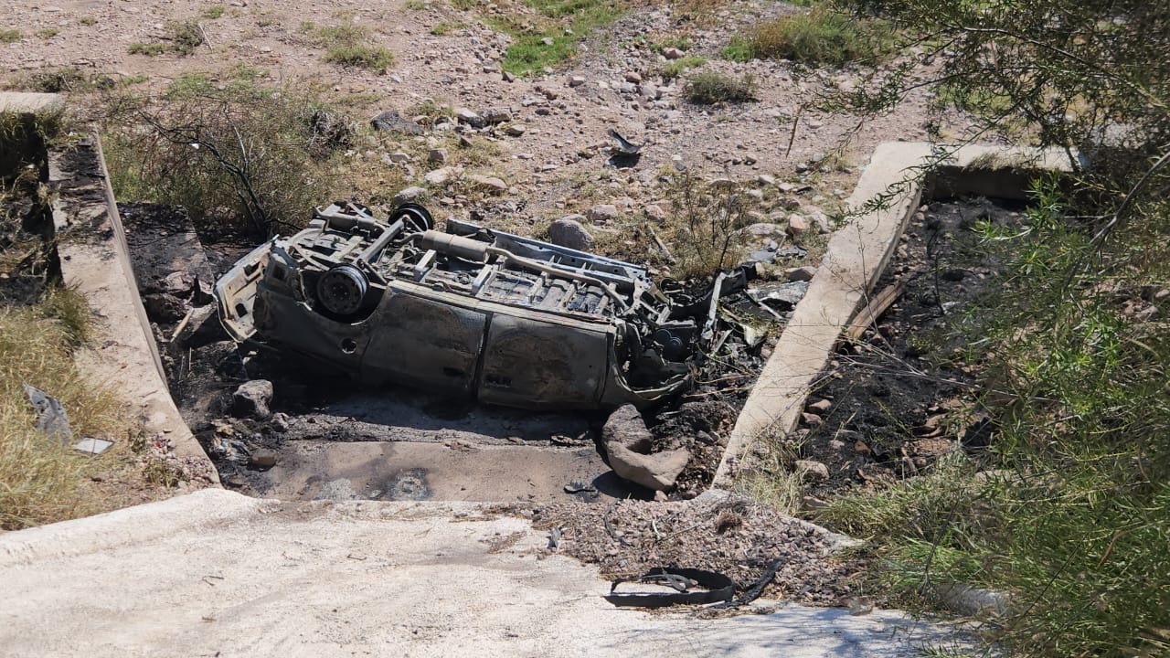 Camioneta cae a barranco y se incendia en la carretera a Delicias ...