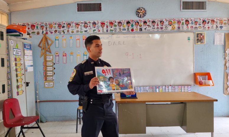 Policía Municipal crea simulador para enseñar a estudiantes a usar el 9-1-1