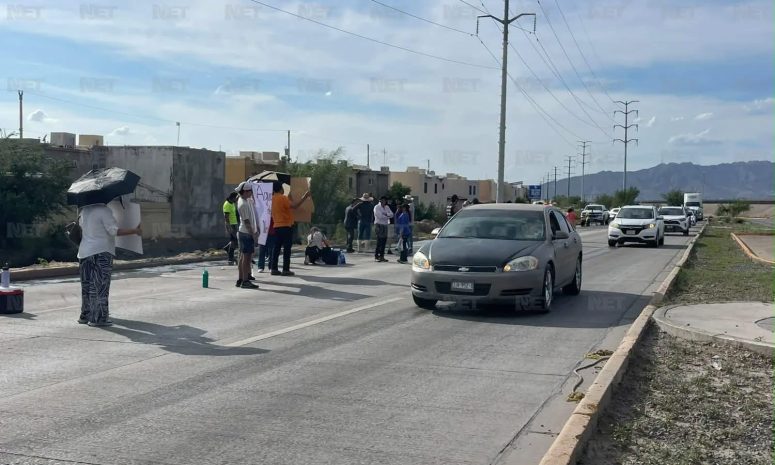 Vecinos bloquean tramo del bulevar Juan Pablo II por fallas en el drenaje