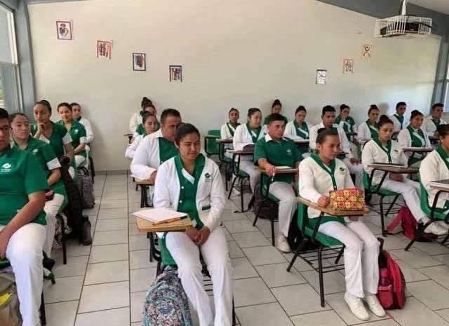 Conalep forma a más de 500 estudiantes en nueva carrera de Enfermería