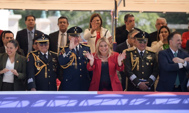 Maru Campos encabeza desfile por Aniversario de la Independencia de México