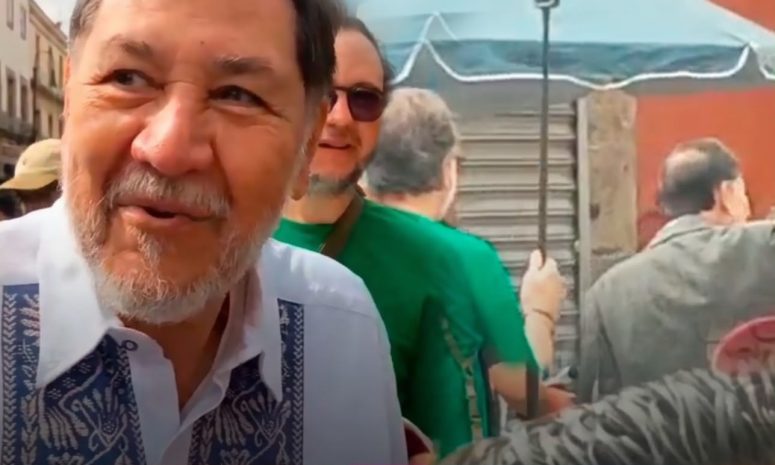 Noroña llega con cámara 360 grados a evento de Sheinbaum