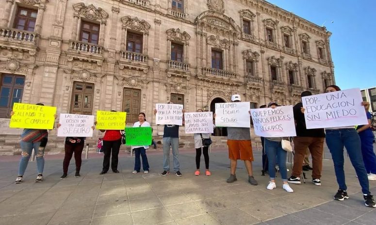 Padres toman primaria Independencia por falta de maestro fijo en quinto grado