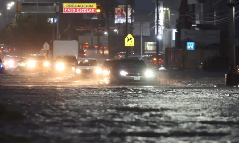 Tormenta que azotó la ciudad provocó alrededor de 30 accidentes viales