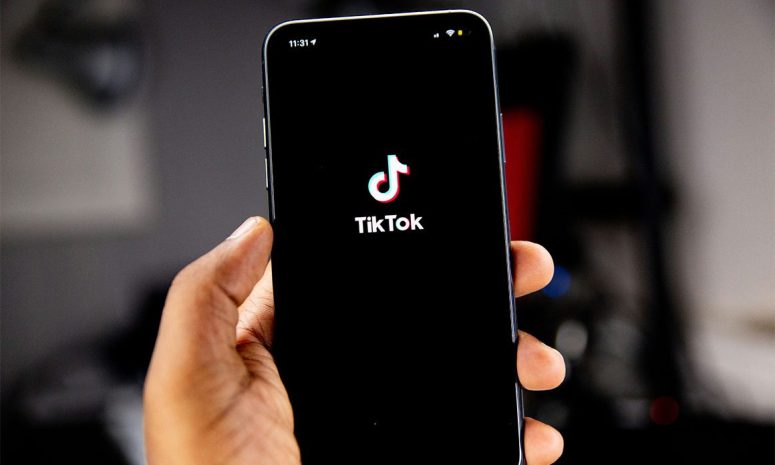 Enfrenta TikTok primer juicio por adicción en adolescentes en EU
