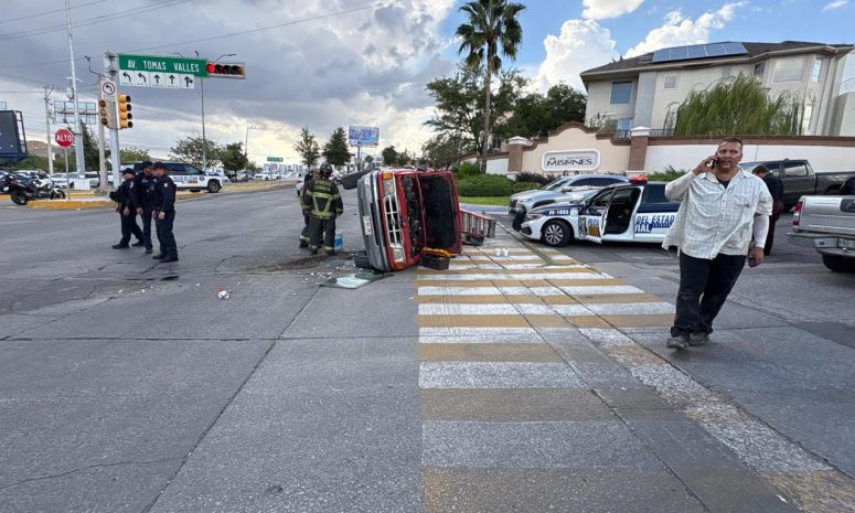 Vuelca pick up tras choque en la avenida Cantera; un lesionado