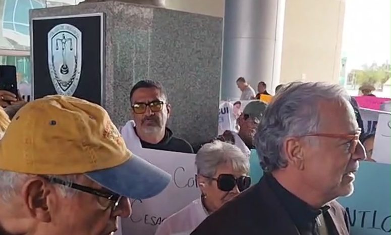 Juan Blanco y Guillermo Luján encabezan manifestación de panistas en apoyo a César Jáuregui