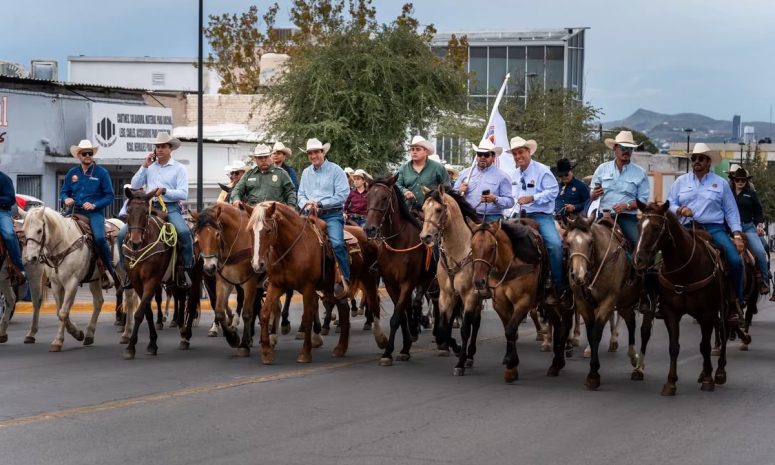 Cabalgata reúne a cientos de jinetes y familias en el arranque de ExpoGan Chihuahua 2026