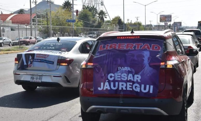 Llegan más de 100 vehículos a la FGR en Chihuahua en apoyo al exfiscal César Jáuregui