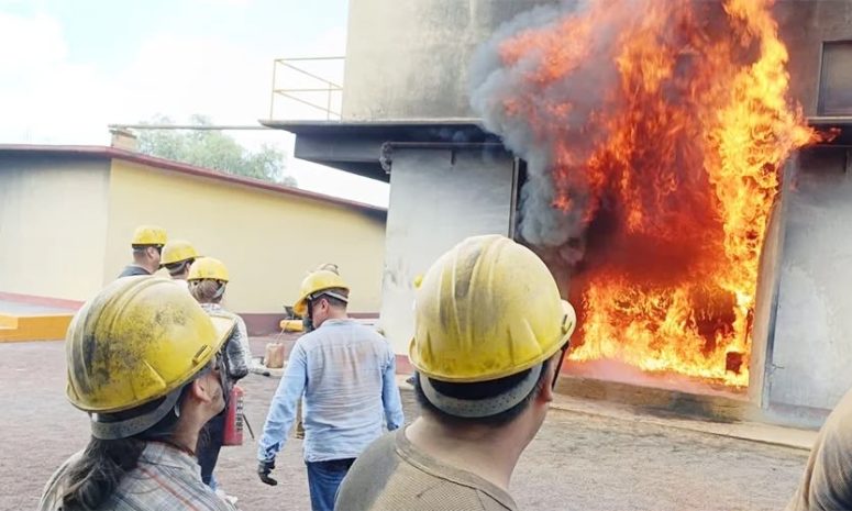 Capacitan con fuego real a trabajadores de Coca-Cola en Delicias para enfrentar emergencias