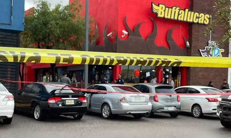 Asesinan a hombre a balazos en estacionamiento de plaza comercial al sur de Chihuahua