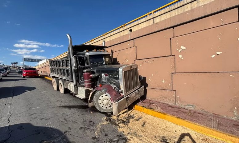 Choca camión contra muro en el Periférico de la Juventud