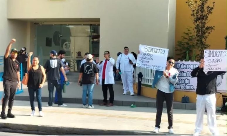 Trabajadores del IMSS mantienen tomadas instalaciones sindicales en Chihuahua; exigen aumento salarial
