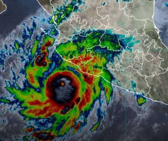 Huracán Simón paraliza actividades en el Pacífico mexicano; activan alerta máxima en Jalisco y Colima