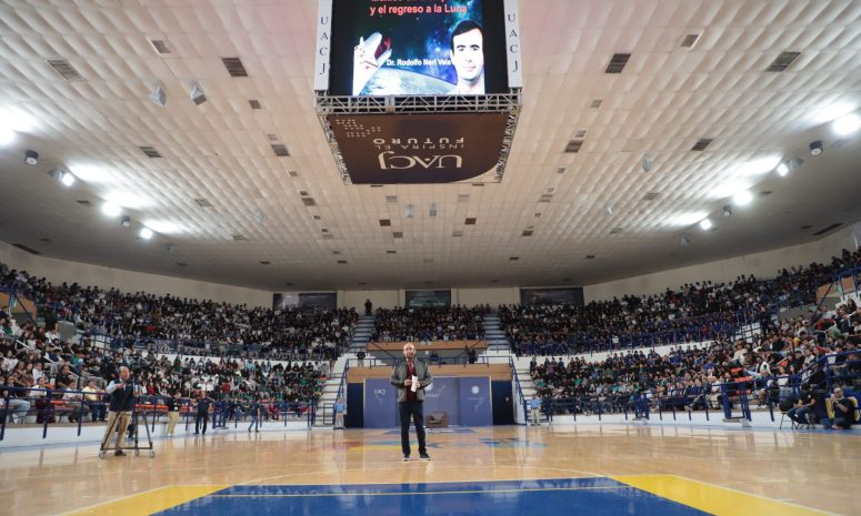 De las aulas al espacio: Rodolfo Neri Vela inspira a estudiantes de la UACJ