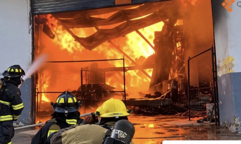 Incendio consume y deja heridos a 1000 evacuados