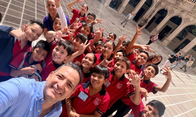 Comparte fotografía y agradece el encuentro con niñas y niños
