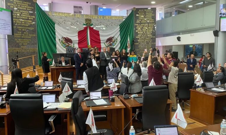 Chocan PAN y Morena en el Congreso por caravanas durante evento de Marco Bonilla en Juárez