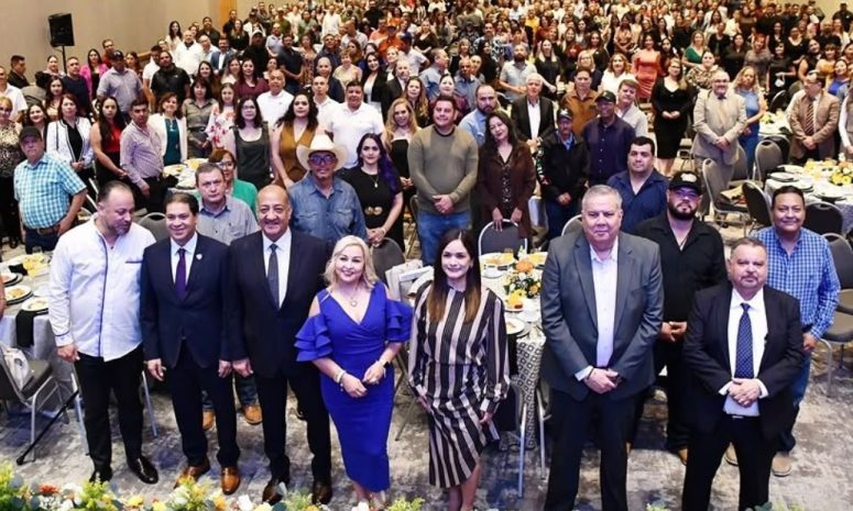Reconoce Gobierno de Chihuahua trayectoria de 437 trabajadores de la educación