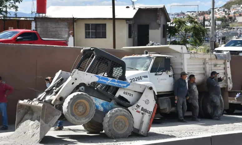 Tractocamión pierde el control y golpea muro en el periférico De la Juventud