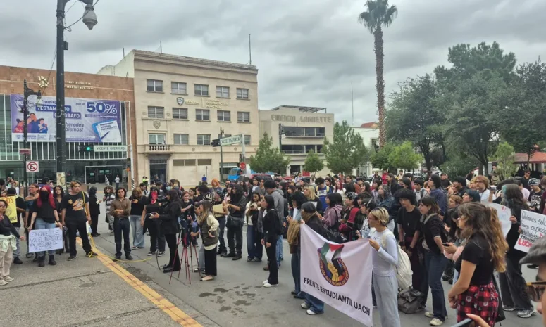 Protestan estudiantes de la UACH